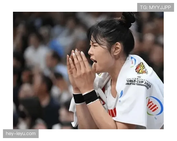 李月汝训练完偷偷吃炸鸡被拍，这自律人设崩得也太真实了