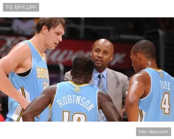 NBA带球撞人规则详解：如何界定进攻与防守犯规？